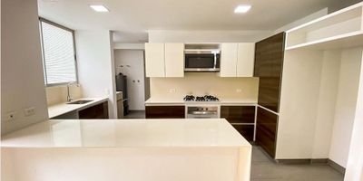 Hermoso apartamento moderno con amplio balcon y una excelente ubicación a solo 5 minutos del mall del este y ccial el Tesoro ? Área: 190 m² – 

✨ Distribución del apartamento:
    •    ?️ Sala y comedor integrados
    •    ? Balcón amplio
    •    ? Baño social
    •    ? Cocina integral con isla
    •    ? Zona de ropas
    •    ?‍? Habitación de servicio con baño
    •    ? Hall de alcobas
    •    ?️ Habitación principal con baño y vestier
    •    ?️ Habitación secundaria con baño y vestier
    •    ?️ Habitación secundaria con baño y clóset
    •    ? Biblioteca o sala de estar
    •    ? Clóset de linos

2 cuantos útil y parqueadero doble 

• Zonas sociales unidad: Piscina adultos, piscina infantil, zona de juegos, zonas verdes, plazoleta

? Un hogar amplio, cómodo y con todo lo que necesitas para vivir con tranquilidad.
