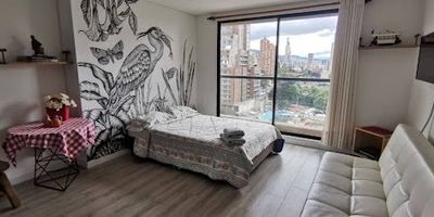 Apartaestudio estilo loft de 39 m en arriendo, completamente amoblado y con ubicación privilegiada en el Centro Internacional de Bogotá. Dispone de una alcoba, un baño, cocina abierta tipo americano y un acogedor balcón. No cuenta con parqueadero. Su localización estratégica permite fácil acceso a centros comerciales, entidades bancarias, restaurantes y vías principales. ¡Comunícate con nosotros y programa tu visita hoy mismo! CB