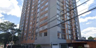 ¡OPORTUNIDAD! Hermoso Apartaestudio con Balcón y Vista Panorámica 

¡Vive con estilo y comodidad en este espectacular apartaestudio exterior, ubicado en el piso 15 de un moderno edificio al norte de la ciudad! Disfruta de una vista inigualable al nororiente, excelente luz natural y un ambiente tranquilo y acogedor.

Características del Apartamento:


 
 Piso alto (15), muy iluminado
 
 
 Balcón con vista panorámica
 
 
 Cocina integral moderna
 
 
 Zona de ropas independiente
 
 
 Sala-comedor funcional
 
 
 1 garaje cubierto e independiente
 
 
 1 depósito
 


Áreas Comunes del Edificio:


 
 Parqueaderos para visitantes
 
 
 Dos gimnasios: uno interior y otro al aire libre
 
 
 Zona infantil ideal para los más pequeños
 
 
 Seguridad 24/7 con vigilancia permanente
 
 
 Tres ascensores de alta capacidad
 
 
 Edificio moderno, con excelente mantenimiento y administración
 


? Ubicación privilegiada sobre la calle 140, cerca de todo: transporte público, supermercados, restaurantes, centros comerciales y más. Sector en constante valorización.

✅ Ideal para vivir o como inversión
? ¡Agenda tu visita ahora y no dejes pasar esta gran oportunidad!

Contáctanos para más información o agendar una visita:
? WhatsApp: 319 2532417
? www.bogotarealestate.com.co
? Síguenos: @bogota.real.estate
