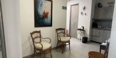 Se arrienda oficina, área 40m2 Edificio empresarial Latitud Sur Sabaneta, cerca de centros comerciales, rutas de transporte público, estación de metro, con fácil acceso a rutas de transporte público y gran variedad de servicios complementarios. Cuenta con piso en porcelanato, un espacio, baño privado, cocineta, cableado de red y parqueadero cubierto. Cuenta con ascensor, auditorio, zona de esparcimiento en la cubierta del edificio, lobby de acceso, parking de visitantes, vigilancia 24 horas y circuito cerrado de tv. 893-4185 NO SE ENTRE AMOBLADO