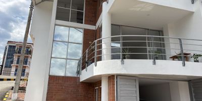 Casa de 3 niveles en conjunto cerrado – Villeta, Cundinamarca Ubicada a solo unas cuadras del centro de Villeta, esta casa ofrece el equilibrio perfecto entre comodidad, ubicación y descanso. Con tres niveles bien distribuidos, cuenta con 3 habitaciones, 2 baños y medio, sala, comedor, cocina, patio de ropas y balcones con vista. El conjunto residencial incluye piscina, salón social y cancha múltiple, ideal para disfrutar en familia o como segunda vivienda. Una propiedad con todo a la mano, pensada para quienes valoran el confort y la cercanía.