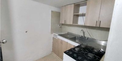 ¿Buscas un espacio práctico y bien ubicado en Medellín? Este apartamento en arriendo, localizado en el sector El Salvador, es una gran alternativa para quienes desean un lugar funcional y accesible en un entorno residencial y tranquilo.

El inmueble cuenta con 1 habitación con closet, ideal para quienes buscan un espacio acogedor y organizado. Dispone de 1 baño completo, funcional y de fácil acceso. La cocina integral ofrece todo lo necesario para la preparación de tus alimentos, mientras que la zona de ropas independiente facilita la organización y comodidad en las labores del hogar. Sus pisos en cerámica aportan frescura y fácil mantenimiento, asegurando un ambiente limpio y agradable.

Con un área de 30 m² en estrato 3, este apartamento resulta ideal para estudiantes, profesionales o parejas que buscan un espacio compacto pero bien distribuido. Aunque no cuenta con red de gas, terraza, portería, ascensor, parqueadero ni cuarto útil, se convierte en una opción atractiva por su ubicación estratégica: está justo al frente de la cancha El Hormiguero, un punto de referencia reconocido que garantiza cercanía a transporte público, comercio y servicios esenciales de la zona.

Una excelente oportunidad para vivir en un lugar sencillo, funcional y con la ventaja de estar en un barrio tradicional de Medellín.
Código del inmueble: (C3129) ✅
