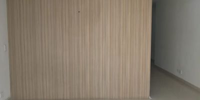 Se Arrienda Local comercial de 80m2 ubicado en el municipio de Rionegro -Antioquia en zona comercial con gran paso vehicular y peatonal, consta de amplias e iluminadas habitaciones perfectas para ser adecuadas para montar su negocio. 