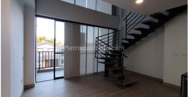 VENDO hermoso apartaestudio duplex en Rionegro, ant. En unidad de casas y 4 bloques de apartamentos, con 63 m2  este lindo loft, consta de sala-comedor; 2 baños, 1 habitación, cocina integral, 1 parqueadero y cuarto útil. El apartamento tiene una inigualable vista!! 

La unidad cuentacon sauna, turco, gimnasio, zona de coworking y tiene una magnífica ubicación, muy cerca a llanogrande, aeropuerto internacional Jose Maria Córdova, Hospital san Vicente Fundación, Complex de Llanogrande, asi como una gran variedad de restaurantes de la región. 

No pierdas la oportunidad de invertir y vivir en una de las zonas con mayor desarrollo y valorización de Colombia. Agenda tu cita ya. 
