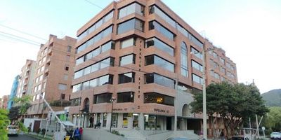 LINDA OFICINA, FRENTE A LA ENTRADA TRES DE UNICENTRO. DOS ESPACIOS. MAS SALA DE RECEPCION COMPARTIDA CON OTRA OFICINA. CALLE 127 CON CARRERA 13, LA CAROLINA. SIN GARAJE. DOS BANOS COMUNALES EN EL PISO. EXCELENTE ILUMINACION. 