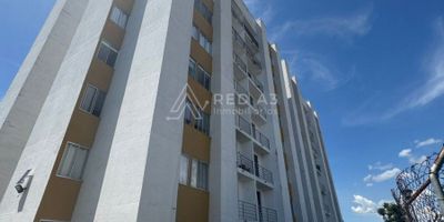 <strong>Apartamento en Venta</strong> en <strong>Galicia, Cerritos</strong>– Comodidad, Privacidad y Naturaleza
Descubre este acogedor apartamento de 66 m², ubicado en un exclusivo conjunto residencial de una sola torre en Galicia, que te ofrece la privacidad y tranquilidad que buscas, en una zona de alto desarrollo y rodeada de naturaleza.
Cuenta con <strong>3 habitaciones</strong>, todas con clóset, incluyendo una habitación principal con vestier y baño privado. Su sala-comedor se integra perfectamente con una cocina integral funcional y moderna, además de una zona de ropas independiente. Dispone también de un baño social para mayor comodidad.
Desde el apartamento podrás disfrutar de una hermosa vista panorámica hacia Galicia y una vista abierta hacia las casas del conjunto vecino, lo que aporta amplitud y una sensación de conexión con el entorno.
Ideal para quienes desean vivir en un ambiente tranquilo, bien ubicado y con proyección de valorización.