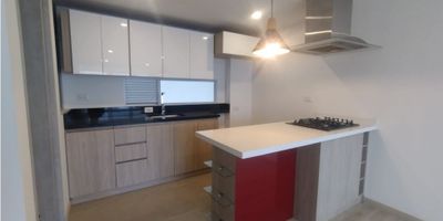 Apartaestudio en Venta en Av. Alberto Mendoza

Ideal para quienes buscan comodidad y estilo, este moderno apartaestudio de 50.7 m2 ofrece una vista espectacular desde el piso 18. Es una excelente oportunidad para vivir o invertir en una ubicación premium de Manizales.

 

Descripción de la propiedad

El inmueble cuenta con una alcoba con baño privado, un baño social y sala comedor que se integra a un balcón. Su cocina es integral con barra americana y la zona de ropas es independiente, brindando mayor funcionalidad.

Dispone de acabados como pisos en cerámica, clósets y doble ventana para un mejor aislamiento. La propiedad se entrega con un parqueadero privado y un depósito para almacenamiento adicional.

 

Descripción del entorno y acceso

Ubicado en la exclusiva Av. Alberto Mendoza, una zona residencial de alta valorización. El edificio ofrece portería, ascensor, vigilancia, gimnasio y parqueadero para visitantes, garantizando seguridad y comodidad.

Su localización estratégica permite un fácil acceso a colegios, universidades, parques y centros médicos, además de contar con excelente servicio de transporte público cercano.

 

Contáctanos

Si esta es la opción que buscas para vivir o invertir, escríbenos a nuestro WhatsApp para conocer más detalles. Agenda tu visita y descubre todo el potencial de este apartaestudio.


 
