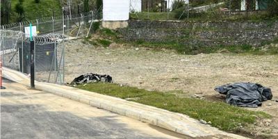 Excelente oportunidad de inversión en uno de los mejores terrenos disponibles en la zona. Ubicado en (sector San Lucas ), este amplio lote cuenta con un área total de 1000 metros cuadrados, lo que lo convierte en ideal para desarrollar proyectos de construcción o para ser utilizado como un lugar de descanso y relax en medio de la naturaleza. 1000 metros cuadrados, este terreno te ofrece espacios suficientes para diseñar y construir la casa de tus sueños o la cabaña perfecta para escapar de la rutina diaria.

Una de las grandes ventajas de este lote es su ubicación, que te brinda una hermosa vista panorámica de la zona, además de estar rodeado de naturaleza y bosques nativos. Disfruta de tus días con la tranquilidad que te brinda estar en un lugar rodeado de áreas turísticas, parques cercanos y zonas verdes.

Además, este terreno cuenta con todas las comodidades necesarias para vivir cómodamente, como electricidad, agua y gas domiciliario. También se permite la presencia de mascotas, lo que te permite disfrutar de su compañía en un entorno seguro.

Su acceso pavimentado y la cercanía a diferentes puntos de interés como centros médicos, comerciales, jardines, colegios y restaurantes, hacen de este terreno una opción perfecta para aquellos que buscan un lugar en una ubicación conveniente y de fácil acceso.

Otro gran beneficio de este terreno es la presencia de un pozo de agua natural y un río/quebrada cercano, lo que te garantiza un suministro de agua constante y una vista inigualable en tus días de descanso.

Disfruta de todas las ventajas de vivir en un ambiente campestre, sin renunciar a las comodidades de la vida moderna, ya que también cuenta con transporte público cercano, zona residencial, zonas deportivas, zonas infantiles y zona comercial.

Aprovecha esta oportunidad única en el mercado y adquiere este lote con un amplio garaje y jardín para que disfrutes de una vida en contacto con la naturaleza y con todas las comodidades neces