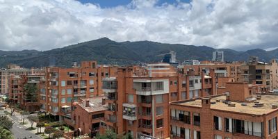 Apartamento en arriendo ubicado en Chicó Navarra, piso 6 , exterior con un área de 116 metros cuadrados, 3 habitaciones, 3 baños. Puerta de seguridad, 2 parqueaderos . El edificio cuenta con parque de niños, salón social, gimnasio, sauna y terraza.