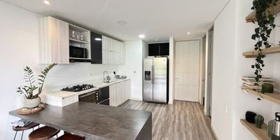 Codigo 28593.  Apartaestudio en arriendo ubicado en El Poblado sector Los Balsos Características• 60 m² – 1 nivel• 1 habitación con vestier y baño privado• 2 baños en total• Sala – comedor amplia e iluminada• Balcón con vista despejada• Cocina abierta integral con cubierta a gas, campana y mesón en Quarztone• Zona de ropas independiente• Parqueadero sencillo + cuarto útil• Servicios públicosDescripciónDisfruta de un estilo de vida moderno en este apartaestudio nuevo en el exclusivo sector Los Balsos. Sus espacios ofrecen diseño contemporáneo, acabados de alta calidad como pisos en madera laminada y porcelanato en baños, además de una excelente distribución para máximo confort.EntornoUbicación privilegiada en El Poblado, cerca al Centro Comercial El Tesoro, la Loma de Los Balsos y la Superior. Un sector residencial exclusivo, rodeado de comercio, servicios y fácil acceso a principales vías.Zonas comunesEl edificio cuenta con portería 24 horas, lobby, coworking, gimnasio, salón social, piscinas para adultos y niños, sauna, turco, zonas verdes, espacio para mascotas y 3 ascensores por torre.Canon de arrendamiento: $6.000.000 mensuales.Agenda tu visita con Grupo Santamaría.