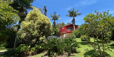 Hermosa casa Finca disponible para arriendo ubicada en la Vereda Mampuesto de Rionegro, cerca al batallón Juan Del Corral, la entrada cuenta con amplias y agradables zonas verdes, cuenta con una casa construida de 250mts aprox, la cual tiene sala comedor, sala, comedor, 3 habitaciones, 3 baños, aparte tiene una construcción con una área de 80mts la cual se puede usar como apartaestudio, oficina, salón de tv. Lugar tranquilo y seguro. Ideal para vivir!