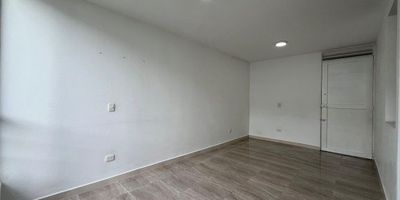 En el sector Parques del Pinar en Yumbo se encuentra este acogedor apartamento en cuarto piso, ideal para quienes buscan comodidad, seguridad y calidad de vida en un entorno tranquilo y bien ubicado. El sector se destaca por su excelente conectividad con Cali y el centro de Yumbo, además de contar con cercanía a colegios, supermercados, zonas comerciales, transporte público y múltiples servicios que hacen más fácil el día a día. La unidad ofrece un ambiente familiar con zonas verdes, juegos infantiles y vigilancia 24/7, brindando tranquilidad y bienestar a sus residentes. Vivir en Parques del Pinar significa disfrutar de un entorno limpio, ordenado y en constante valorización, perfecto para quienes desean invertir en una zona que combina el dinamismo de Yumbo con la cercanía y accesibilidad a la ciudad de Cali. Un apartamento con todo lo que necesitas para vivir con confort y proyección.