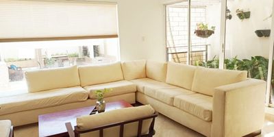 Espectacular casa ubicada en un sector residencial al norte de Barranquilla, cerca a uno de los parques mas concurridos de la ciudad, donde podrás disfrutar de tiempo libre con tu familia. La casa cuenta con 4 habitaciones completas, con baño y walking closet, sala, comedor, estudio, cocina amplia, y patio interno con piscina y jacuzzi. El área de labores tiene su habitación de servicio y baño. El estudio cuenta con bar y baño social. Aprovecha la oportunidad de vivir en casa, en una cuadra tranquila rodeada de casas excelentes y un buen vecindario. Para mayor información puede comunicarte con nosotros para realizar la respectiva visita.