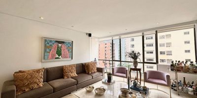 Apartamento de 170 m² donde cada metro está bien aprovechado, ubicado en un edificio con casi 30 años de trayectoria, en el barrio Alto Prado, sobre acera sombra y a pocos pasos del Parque Rosado. Con solo dos apartamentos por piso, este hogar se distingue por su amplitud y confort.

La zona social con pisos en mármol beige se integra de manera armónica, potenciando la iluminación natural a través de los grandes ventanales y la generosa altura piso–techo. Cuenta con tres habitaciones con pisos en granito, cada una con baño privado; la principal, además, dispone de un amplio walk-in clóset. La cocina cerrada, con acceso independiente, se conecta con la zona de labores y con la alcoba y baño de servicio, aportando practicidad y funcionalidad al día a día.

¿Y el edificio? Un clásico. Sobrio, bien cuidado, sin pretensiones. Doce pisos, dos apartamentos por nivel, shut de basuras entre pisos, un ascensor y un salón social. Treinta años de historia bien llevados, como esos lugares que no necesitan alzar la voz para demostrar su valor.