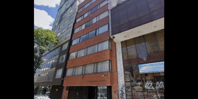codigo : 948FR1782 Apartamento en venta con vista interior, ubicado en un segundo piso, acceso por escaleras o ascensor. Consta de dos habitaciones, un baño, sala comedor, cocina y zona de lavandería. Tiene piso de cerámica en todas las áreas del apartamento. El apartamento esta ubicado en un edificio inteligente con servicio de conserjeria. Cerca del museo del oro , cerca del parque de los periodistas; Vías de acceso por la Avenida 19  y la Carrera 5.
