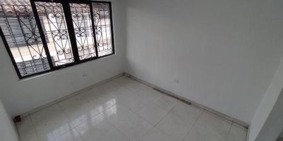 ALQUILER: casa en segundo piso esquinera con parqueadero para dos motos barrio guayacanes, cuenta con sala, comedor, cocina, tres cuartos con closet, un baño completo, zona de ropas y amplio antejardin. es una casa  peatonal al lado de un parque, a 20 metros de la 70 y parada del mio,  a dos cuadras de metro. INFO: 3112405041 JOHN JAIRO MONTOYA 3112405041