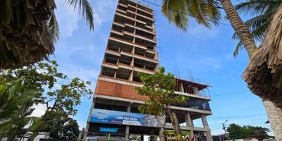 ¡Tu Inversión Frente al Mar Caribe Antioqueño es una Realidad! Apartamentos SERENA TOWERS — Necoclí, Antioquia Vive la experiencia de tener tu propio apartamento frente al mar, en uno de los destinos con mayor proyección de valorización y turismo en Colombia.

Proyecto Único en Antioquia, conjunto residencial de cuatro (4) torres de doce (12) pisos cada una, ubicadas en la playa El Pescador de Necoclí, con una espectacular vista al Golfo de Urabá y la Serranía del Darién. Un espacio diseñado para vivir o invertir, rodeado de naturaleza, mar y un ambiente turístico en crecimiento.

Detalles del Proyecto: 72 Apartamentos con licencia turística, áreas desde 50m2 hasta 87m2. Precios desde $342 millones. Valor por metro cuadrado: $6.500.000. 28 parqueaderos. 6 locales comerciales. Amenidades Exclusivas: Piscina, recepción y portería con vigilancia 24 horas, terrazas en los pisos 13 con solarium, gimnasio semi dotado, acceso directo a la playa.

Cronograma de Entregas: Torre 1: entregas en junio de 2026. Torre 2: entregas en junio de 2027. Torre 4: entregas en junio de 2028. Inversión, descanso y valorización en un solo lugar. Aprovecha la oportunidad de ser parte de SERENA TOWERS y disfruta la vida frente al mar. Contáctanos para más información.
