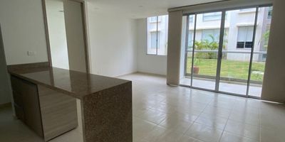 CODIGO INTERNO 27470. Descubre la elegancia y comodidad en este exclusivo apartamento de 2 habitaciones y 2 baños. Con una distribución inteligente de 59 metros cuadrados, cada espacio ha sido diseñado para brindar confort y funcionalidad. Desde la luminosa sala de estar hasta la moderna cocina, cada detalle ha sido cuidadosamente seleccionado para crear un ambiente acogedor y sofisticado. Disfruta de vistas panorámicas y una ubicación privilegiada que te conecta con las mejores opciones de entretenimiento y servicios. Vive la experiencia de un estilo de vida único en este excepcional apartamento.