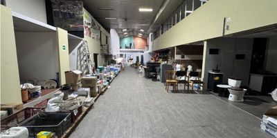 Local para arriendo en zona comercial, ubicado sobre vía principal del centro de medellin, el inmueble tiene un área de 650 metros, energía trifásica, facil acceso, alto flujo vehicular y peatonal.

Farith Copete 3014299381

Codigo: 9485489
