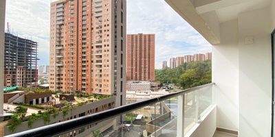 Agradable apartamento ubicado en el sector de Bello, en la carrera 53A, piso 9, tiene un área de 61 metros aproximadamente. El inmueble cuenta con: 2 alcobas, 2 baños cabinados, 1 closets, sala-comedor, cocina integral con red de gas, y piso en porcelanato. 
Los datos de los inmuebles promocionados en la página web están sujetos a cambio y verificación de disponibilidad.