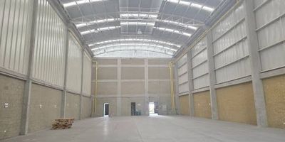 Bodega en conjunto cerrado Área total de 950 metros, Área libre de bodega 800 Metros en TRIPLE Altura, pisos reforzados, techos en la lamina termoacústica, Mas oficinas 150 metros, Excelente parque industrial, con bascula, a un Kilometro de Bogotá calle 13