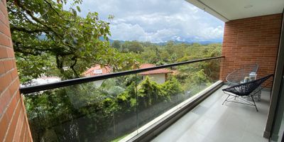 En el sector de La Fe en El Retiro, encontramos este conjunto combiando con un entorno tranquilo rodeado de la naturaleza. En donde tenemos para ti, con 1 habitacion y 2 banos, El salon comedor permite disfrutar de espacios abiertos y luminosos, mientras que la cocina bien equipada brinda practicidad y funcionalidad. Ademas, cuenta con un balcon perfecto para relajarse al aire libre o disfrutar de reuniones con amigos y familiares, rodeado del entorno campestre.parqueadero privado. 65 m2 para que disfrutes de la comodidad de vivir en el campo a solo 1 km del mall Macedonia y 10 miniutos del parque principal del Retiro No dejes pasar la oportunidad y escribenos para agendar tu cita!