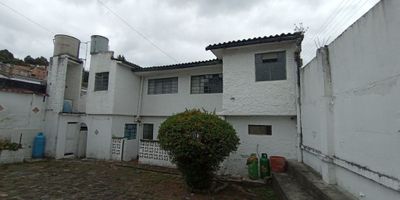 Excelente lote de 384 m², ideal para proyecto de construcción o para adecuar como vivienda o comercio. Actualmente cuenta con dos construcciones:
Casa principal: 3 habitaciones, sala-comedor en un solo ambiente, cocina, un baño y sótano con espacio abierto.
Segunda casa de 2 niveles: 2 alcobas, sala-comedor, estudio, cocineta y 2 baños.
El lote dispone de garaje, jardín y todos los servicios públicos.
Su ubicación es inmejorable, a pocos pasos de la Iglesia del centro de Suba, la Universidad Agustiniana y la Casa de la Cultura de Suba, en una zona con gran potencial de valorización.