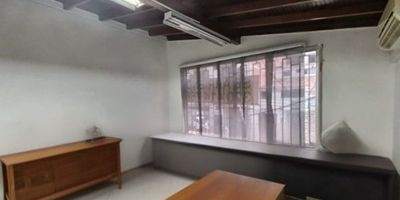 Se arrienda oficina de 80 m ubicada en un segundo piso en el sector Estadio, justo sobre una de las vias arterias mas importantes de la ciudad, con alto trafico vehicular y peatonal. Esta excelente ubicacion garantiza gran visibilidad y facil acceso, rodeada de comercio, transporte publico, entidades y zonas de gran dinamismo, lo que convierte este inmueble en una opcion estrategica para empresas que buscan proyectar su marca en un punto de referencia de Medellin. Su diseno permite una distribucion versatil, ideal para oficinas administrativas, consultorios o negocios que requieran estar en un lugar reconocido, central y con alto flujo de clientes potenciales.3.500.000 + IVA