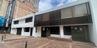 Excelente oportunidad de inversión en una de las zonas con mayor valorización de Bogotá. Terreno de 642 m² (27.83 m de frente x 12 m de fondo), ubicado a solo dos cuadras de la estación de TransMilenio Héroes, en el corazón empresarial, financiero y comercial de la ciudad. El sector cuenta con alta demanda, excelente conectividad y cercanía a centros comerciales, bancos y vías principales. Actualmente, el inmueble incluye dos casas de dos niveles con recepción amplia, espacios abiertos para puestos de trabajo, oficinas gerenciales, baterías de baños y bahía exterior para 4 vehículos. Ideal para desarrollos de vivienda, oficinas, uso mixto o sede corporativa. Una inversión estratégica con alto potencial de rentabilidad. Cod: 4969