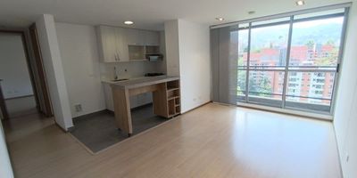 Codigo 28609. Apartamento en arriendo ubicado en Envigado sector Loma Del EsmeraldalCaracterísticas:• 65 m² construidos• 2 habitaciones (principal con vestier y baño privado)• 2 baños completos• Sala – comedor• Balcón• Cocina integral abierta con cubierta a gas y campana• Zona de ropas independiente• Parqueadero sencillo• Cuarto útil• Red de gas y servicios públicosDescripción:Este apartamento de 65 m² se encuentra en el sector Esmeraldal de Envigado, un lugar moderno y rodeado de zonas verdes.La alcoba principal incluye vestier y baño privado con cabina en vidrio templado, mientras que la alcoba auxiliar tiene clóset y pisos en madera laminada. La cocina integral abierta cuenta con mesón en Quarztone, cubierta a gas y campana extractora, conectándose al área social y al balcón, que brinda luz natural y frescura.Zonas comunes:– Portería 24 horas– 2 ascensores por torre– Piscinas para adultos y niños– Gimnasio– Salón social– Zona BBQ– Sauna y turco– Cancha– Parque infantil– Zonas verdes y de mascotas– Parqueadero de visitantesEntorno:– Cercanía a la Transversal Intermedia y Loma del Escobero– Acceso a la Av. El Poblado y Mall San Lucas– Cerca del CC El Tesoro y La Frontera– Instituciones educativas como Colegio Cumbres y Benedictinos– Hospital Manuel Uribe ÁngelCanon de arriendo: $3.400.000Estado: Usado, en excelente estado de conservación.