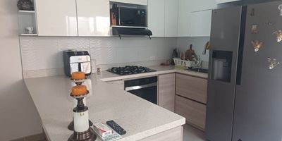 Esta casa de 136 metros cuadrados se encuentra en el sector Primavera, La Estrella (Ant), a tan solo unos pasos del parque principal, en una zona tranquila y residencial ideal para la vida en familia.
El inmueble está distribuido en cuatro habitaciones, un closet, un vestier, cuatro baños, sala, comedor, cocina integral, patio con zona de ropas, balcón, patio, jardín exterior y garaje doble, ofreciendo comodidad y espacios amplios para disfrutar.
¡No dejes pasar esta oportunidad única de vivir en un lugar privilegiado! Contáctanos al 3012021300 para programar una visita y descubrir más sobre esta increíble propiedad.