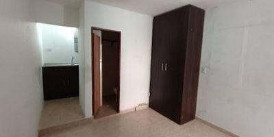 ¡Se arrienda apartaestudio amplio en Envigado, barrio San Rafael!.  
Ubicación: Barrio San Rafael – Envigado
Área: 35 m²
Primer piso – de fácil acceso
 Un solo ambiente. 
Cocineta integral con red de gas compartido. 
1 baño privado. 
Cuarto útil incluido (ideal para almacenamiento)
Cerca de supermercados, rutas de transporte, zonas comerciales y más
Para más información o agendar visita.  