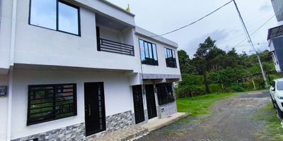 ¡Casa para estrenar en Colinas del Bosque – Dosquebradas!

Te presentamos esta hermosa casa de 2 plantas, ubicada en el tranquilo y agradable sector de Colinas del Bosque en Dosquebradas. Con un área construida de 80 m², esta propiedad es ideal para familias que buscan confort, espacio y una excelente ubicación.

? Primera planta:


 
 Sala-comedor con excelente iluminación natural
 
 
 Cocina semi integral, funcional y moderna
 
 
 Patio o zona de ropas ventilada
 
 
 1 habitación amplia
 
 
 1 baño completo
 


? Segunda planta:


 
 3 habitaciones cómodas
 
 
 1 baño auxiliar
 
 
 Balcón con vista despejada
 
 
 Acceso directo a la terraza, ideal para futuras adecuaciones o zona social
 


Esta propiedad es nueva para estrenar, con acabados modernos y lista para ser habitada. Se encuentra en un entorno residencial tranquilo, con fácil acceso a transporte, zonas comerciales y colegios.

? ¡No pierdas la oportunidad de vivir en una zona de alta valorización y excelente calidad de vida!

Contáctanos para agendar tu visita.
