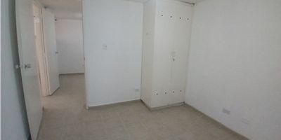 Apartamento en Arriendo en La Leonora, Manizales

Ideal para estudiantes o profesionales, este apartamento de 50 m2 se encuentra en el tradicional barrio de La Leonora. Una excelente oportunidad para vivir en una de las zonas más tranquilas y céntricas de la ciudad.

 

Descripción de la propiedad

Ubicado en un primer piso dentro de una vivienda, este apartamento interno cuenta con dos habitaciones con clóset, un baño y una sala comedor pequeña. La cocina es semi integral y dispone de calentador y una zona de ropas independiente.

Todos los pisos de la propiedad son en cerámica para fácil mantenimiento. Adicionalmente, ofrece la posibilidad de parqueadero para una moto, una gran ventaja en el sector.

 

Descripción del entorno y acceso

La Leonora es una zona residencial de fácil acceso, muy cerca de centros comerciales, universidades, centros médicos y parques. El sector cuenta con excelente servicio de transporte público y una amplia oferta de servicios.

 

Contáctanos

Si buscas un espacio práctico y estratégicamente ubicado, escríbenos a nuestro WhatsApp para agendar una visita. Estamos listos para brindarte toda la información sobre esta propiedad.


 
