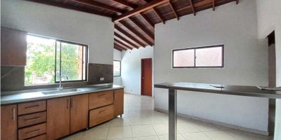 ¡Apartamento de 89 m2!

 

Cuenta con 3 alcobas, un baño, sala comedor, cocina integral, balcón, zona de ropas, un closet alcoba principal, red de gas.
