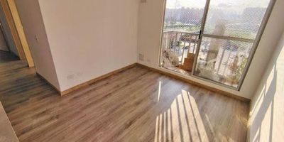 Espectacular apartamento de aproximadamente 60 mt2. cuenta con sala comedor, balcón, cocina semi integral, 3 habitaciones, 2 baños, estudio y zona de ropas, dispone de zonas comunes como gimnasio, piscina, salón social, zonas verdes, parque infantil, parqueadero comunal y para visitantes. Ubicado a 20 minutos de la plazoleta de Madrid y Centro Comercial Casa Blanca, cerca de supermercados y sector comercial aledaño, cómodo y gran acceso a transporte público y vías como Calle 13 y Calle 80. ¡Contáctanos! para agendar tu cita.