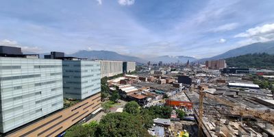 Apartaestudio en Arriendo  Ciudad del Rio, El Poblado. Vive con estilo en uno de los sectores mas exclusivos de Medellin, en un apartaestudio moderno, iluminado y lleno de confort. Cuenta con 1 habitacion con vestier, 1 bano completo mas bano social, sala-comedor, cocina integral, zona de ropas, jacuzzi y un balcon con vista excepcional. Incluye parqueadero privado, cuarto util y ascensor.

La unidad residencial ofrece completas zonas comunes: piscina, gimnasio, salon social, coworking, parqueadero de visitantes y porteria 24 horas.

Con ubicacion estrategica cerca de la Av. El Poblado, Av. Las Vegas, estacion Industriales del Metro y rodeado de restaurantes, supermercados y vias principales. Un espacio unico para quienes buscan comodidad, exclusividad y excelente conectividad!

