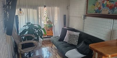 Este apartamento prefabricado de 41 metros cuadrados se encuentra en el sector Robles del Sur, Pilsen-Itagüí (Ant), en una ubicación estratégica cerca de supermercados y el Mall Suramérica, con fácil acceso a transporte público y todo lo que necesitas para tu día a día.
El inmueble está distribuido en dos habitaciones, un closet, un baño, sala comedor, cocina semi-integral y balcón. Al ingresar al apartamento se encuentra un zarzo y cajoneras, ideales para almacenamiento adicional. Además, ofrece la posibilidad de construir una terraza privada de 19 m², lo que representa un gran potencial para ampliar y personalizar tus espacios según tus necesidades y gustos.
Observaciones: Propietaria acepta cambio. 
¡No dejes pasar esta oportunidad única de inversión o vivienda! Contáctanos al 3012021300 para programar una visita y descubrir más sobre esta increíble propiedad.