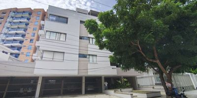 ¡Tu hogar soñado te espera! Te presentamos este espectacular apartamento de 131 m², ideal para familias que buscan espacio, comodidad y una ubicación inmejorable.

Al entrar, descubrirás una distribución inteligente que optimiza cada rincón. La sala-comedor es amplia y luminosa, perfecta para crear diferentes ambientes de socialización y descanso. La cocina es independiente, con espacio para un comedor auxiliar y lista para que la personalices a tu gusto.

El área de descanso se compone de tres amplias alcobas. La principal cuenta con su propio baño privado y clóset, brindando privacidad y confort. Las dos alcobas secundarias son de excelente tamaño y comparten un baño completo, también con acabados de calidad.

Este apartamento destaca por sus detalles pensados para una vida moderna, incluyendo una zona de ropas independiente y un garaje doble, un beneficio invaluable en la ciudad.

Ubicado en un sector de alta valorización, este inmueble ofrece una combinación perfecta de confort y funcionalidad, garantizando una excelente inversión. Su generoso espacio y la conveniencia del garaje doble lo convierten en una opción única. ¡No dejes pasar esta oportunidad!