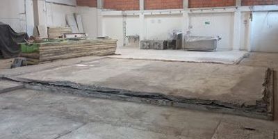 Bodega amplia de 544 mtrs, muy bien ubicada, consta de 3 niveles (1er nivel 400 mtrs), 5 baños, capacidad eléctrica de 112.5 KVA, todos los servicios públicos 