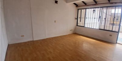 Casa para Uso Mixto en Arriendo en Palermo

Ideal para emprendedores, profesionales o familias que desean combinar su negocio y hogar en un solo lugar. Esta espaciosa casa de 280 m2 en Palermo ofrece la oportunidad única de usar el primer nivel como local comercial y el resto como una cómoda vivienda.

 

Descripción de la propiedad

La casa cuenta con cinco amplias habitaciones con clóset, cinco baños y alcoba de servicio. Sus espacios sociales son un gran atractivo, con una sala principal con chimenea, comedor independiente, estudio, y múltiples patios internos y balcones que brindan excelente luz natural.

La cocina es integral con barra estilo americano, y se complementa con una despensa y zona de ropas. Además, la propiedad dispone de un garaje cubierto con espacio para dos vehículos y un depósito.

 

Descripción del entorno y acceso

Ubicada en el corazón de Palermo, uno de los sectores más exclusivos y con mayor actividad comercial de Manizales. Tendrás a tu alcance restaurantes, centros comerciales, universidades, centros médicos y un excelente servicio de transporte público.

 

Contáctanos

Si buscas un lugar que combine tu proyecto comercial con la comodidad de un gran hogar, escríbenos a nuestro WhatsApp. Agenda una visita para conocer la versatilidad y el potencial de esta propiedad.


 
