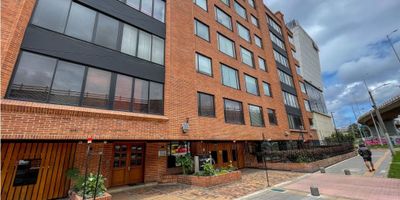 CODIGO 9486FR042

? ¡Vivir o invertir en el corazón de Chico Norte nunca fue tan exclusivo! ✨
? Apartamento de lujo en venta – Remodelado y listo para entregar

? Luz natural, diseño sofisticado y ubicación privilegiada
Descubre este espectacular apartamento de 104 m² ubicado en el 6to piso de un elegante edificio en Chicó Norte, una de las zonas más codiciadas de Bogotá. Ideal para quienes buscan vivir con estilo o invertir con inteligencia.

?️ Detalles que enamoran
✔️ Estrato 6 – Exclusividad garantizada
✔️ 2 habitaciones amplias
✔️ Habitación principal con baño privado y walking closet
✔️ 1 baño social + 1 baño de servicio
✔️ Cocina cerrada, amplia y funcional
✔️ Zona de lavandería independiente
✔️ Chimenea activa para tardes inolvidables ?
✔️ Sala, comedor y recibidor en una zona social luminosa y acogedora

? Comodidad y seguridad total
✔️ 2 parqueaderos en línea cubiertos
✔️ 1 depósito privado
✔️ Edificio con vigilancia 24/7 + CCTV
✔️ Ascensor y shut de basuras

? Oportunidad única de inversión
Ubicado en un sector con alta valorización, perfecto para renta corporativa o Airbnb de lujo. ¡Propiedades así no duran en el mercado!

? Agenda tu visita privada hoy mismo
? Escríbenos por DM o deja un comentario con “INFO” y te contactamos de inmediato.

? ¡Haz parte de la élite urbana de Bogotá!

? Comparte este post con alguien que esté buscando vivir bien o invertir mejor.

?️ #ApartamentoEnVenta #ChicoNorte #BogotáLuxury #InversiónInmobiliaria #ViviendaEstrato6 #ApartamentoDeLujo #RealEstateColombia #InversionSegura #VivirEnBogotá #LujoBogotá #BienesRaícesColombia #ApartamentoRemodelado #Casa360 #PropiedadesPremium
