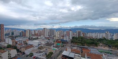 ARRENDAMOS APARTAMENTO PENTHOUSE DUPLEX BUCARAMANGA AURORA 4 ALCOBAS ZONA SOCIAL.

El edificio está ubicado en unos de los barrios de mayor preferencia por su cercanía a lugares de interés y por ser estrato IV. 
La zona social está conformada por piscina, salón social, juegos infantiles, sauna y gimnasio. La seguridad es permanente.

El apartamento cuenta con tres niveles, en su distribución interior se conforma por sala, comedor, cocina integral, zona de ropas, 4 alcobas, 4 baños, hall de TV y terraza. Tiene derecho a un parqueadero para vehículo.