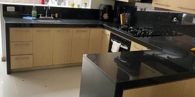 Esta casa de 147 metros cuadrados, con 137 metros construidos, se encuentra ubicada en el sector Toledo, La Estrella (Ant), muy cerca del Mall Suramérica, en una zona residencial tranquila y de alta valorización.
La propiedad está distribuida en tres habitaciones, tres closets, un vestier, tres baños, sala, comedor, cocina integral, zona de ropas, patio, balcón y garaje.
La unidad residencial ofrece portería permanente, salón social, juegos infantiles, placa polideportiva, zonas verdes, BBQ, piscina, turco y sauna, ideales para disfrutar con familia y amigos.
¡No dejes pasar esta oportunidad única! Contáctanos al 3012021300 para programar una visita y descubrir más sobre esta increíble propiedad.