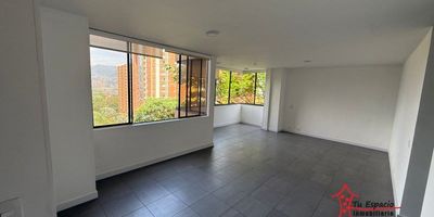 Apartamento en arriendo en Poblado, Medellín  de 105 m2 aproximadamente, cuenta con 4 alcobas incluida alcoba de servicio, 4 closets, 1 vestier, 3 baños, sala y comedor, cocina integral,  red de gas, zona de ropas, calentador, parqueadero y cuarto útil.En unidad cerrada con juegos infantiles, salón social, zonas verdes, shut basuras, ascensor, parqueadero de visitantes y portería 24 horas.Adicional tiene rutas de acceso y transporteCercanías:Loma del Campestre, Club Campestre, Transversal Inferior