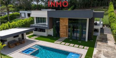 ?✨ Casa Campestre de Lujo en Condominio – Pereira, sector Combia ✨?

InmoHogar te presenta esta espectacular casa campestre ubicada en el exclusivo condominio Las Margaritas, sobre un lote de 2.005 m², rodeada de naturaleza, tranquilidad y un ambiente único a solo 15 minutos del aeropuerto y la Av. 30 de Agosto.

La propiedad cuenta con 643 m² construidos en dos niveles, con acabados de lujo y una arquitectura que combina modernidad, confort y elegancia.

? Características principales:


 
 Portón metálico corredizo con apertura eléctrica y cerradura digital en puerta principal de gran formato.
 
 
 Parqueadero con capacidad total para 22 vehículos (6 cubiertos + 16 descubiertos).
 
 
 Hermosa zona verde con césped natural y artificial, piscina, jacuzzi, zona de BBQ y cocina campestre equipada.
 
 
 Baño social y área de almacenamiento exterior.
 
 
 Pozo séptico con capacidad de 7.000 litros.
 


✨ Casa principal:


 
 Fachada flotante con revestimientos modernos, amplios ventanales y excelente iluminación natural.
 
 
 Sala, comedor y sala de TV con diseños modernos, cielos en Gyplac con iluminación LED y paredes en acabados de lujo.
 
 
 Cocina amplia tipo isla, equipada con estufa, campana extractora, torre de horno y muebles en madera de diseño.
 
 
 5 habitaciones, todas con baño privado y closet, incluyendo la principal con vestidor, balcón, cortinas eléctricas y baño con tina doble.
 
 
 Gimnasio privado, área de ropas independiente y cuarto de servicio con baño.
 


? Beneficios del condominio:


 
 Portería y vigilancia 24/7
 
 
 Vías internas pavimentadas
 
 
 Cancha de tenis y fútbol
 
 
 Lago natural de pesca
 
 
 Quiosco social
 


? Ubicada en el crucero de Combia, en un sector de alta valorización, con vocación turística, gastronómica y residencial. Clima cálido promedio de 21 °C, ideal para disfrutar todo el año.

? Contáctanos hoy mismo y agenda tu visita para descubrir esta joya campestre.