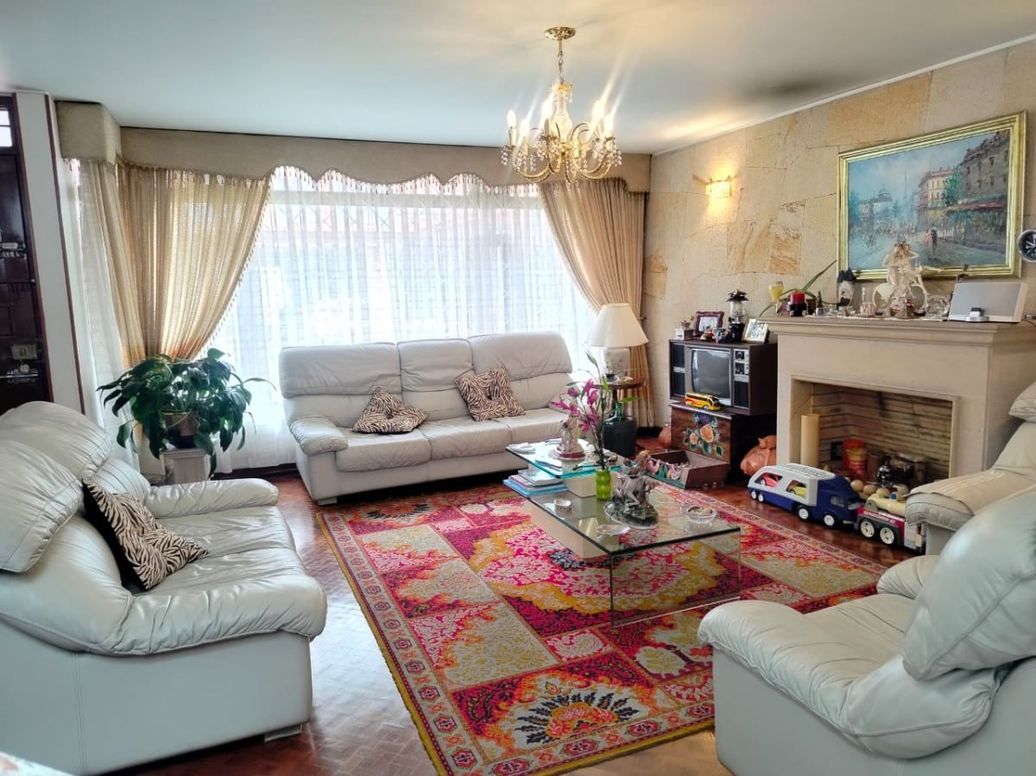 Casa de 6 alcobas en venta en Santa Bibiana, Bogotá, 612 m² · foto 2 de 20