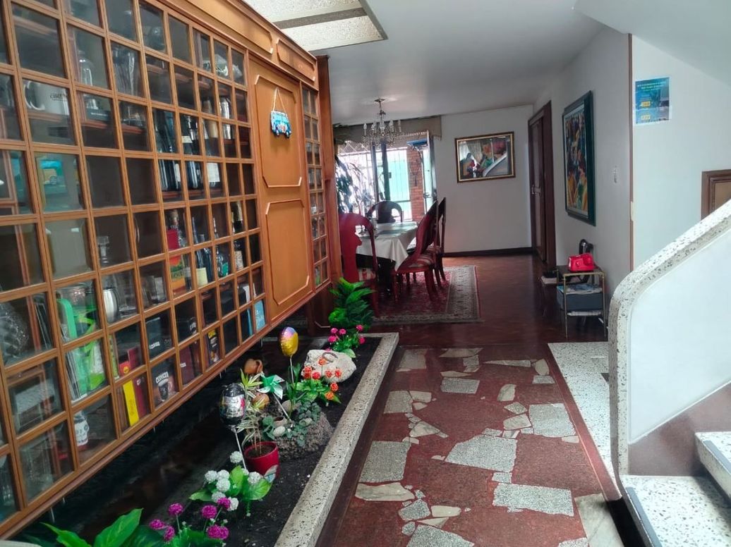 Casa de 6 alcobas en venta en Santa Bibiana, Bogotá, 612 m² · foto 4 de 20