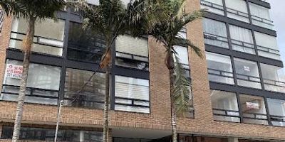 El aparta-estudio se ubica en el barrio Cedritos, localidad de Usaquén, un sector residencial consolidado con acceso por la Calle 144, la Carrera 9 y a pocos minutos de la Autopista Norte, lo que facilita la movilidad hacia diferentes puntos de la ciudad; a tan solo unos 5 minutos caminando se encuentra la estación de TransMilenio Calle 142, además de paraderos SITP en vías cercanas y rutas de transporte complementario, así como ciclorrutas en los corredores principales del sector; en su entorno inmediato se localizan supermercados de cadena, el Centro Comercial Cedritos, la Clínica El Bosque, diversos colegios y universidades, además de parques, notarías y una oferta de comercio y servicios que hacen de esta una zona práctica y con buena calidad de vida.