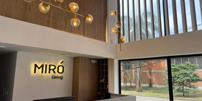 Venta Apartaestudio – Barrio El Refugio, Cali. Un espacio moderno y funcional diseñado para ti;  Este acogedor apartaestudio de 32 m² cuenta con 1 alcoba con blackout para mayor privacidad, 1 baño moderno, Cocina integral con acabados contemporáneos, Sala con panel japonés, Aire acondicionado y calentador, Servicio de parqueadero, 6to piso con asccensor, vista privilegiada hacia el noroccidente de la ciudad, Ubicación estratégica en el barrio El Refugio, una zona de alta valorización, cerca de instituciones educativas, centros comerciales, restaurantes y todo tipo de comercio, el Edificio cuenta con Sky Lounge con espectaculares vistas, Gimnasio dotado, Terrazas panorámicas, Lobby de doble altura, Zonas de coworking, Zona Laundry, Turco, Piscina y jacuzzi, Zona pet; Vive los mejores atardeceres de Cali, disfruta de un diseño arquitectónico innovador y vías de acceso rápidas que te conectan con toda la ciudad.

 ¡Haz de Miró tu nuevo hogar o la inversi